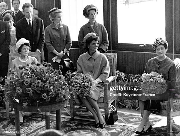 Dans le salon d'honneur de l'aéroport d'Orly, lors de l'arrivée des Kennedy pour leur visite officielle en France, Janet Norton Lee Bouvier, mère de...