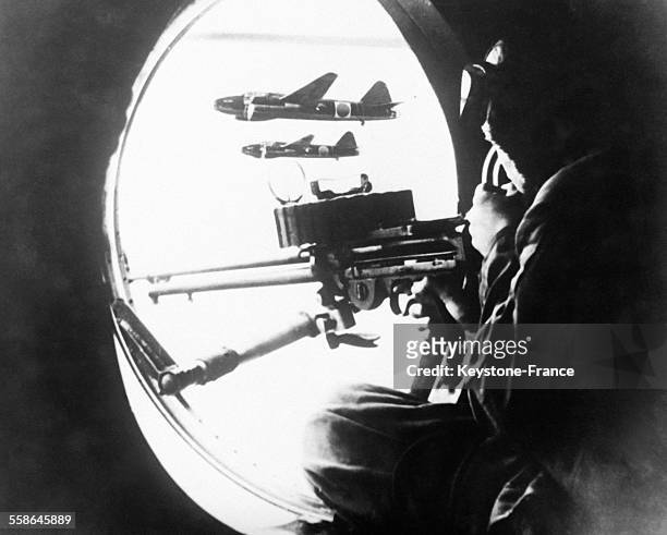 Un militaire s'entraîne à viser à bord d'un avion de chasse, circa 1940 à Clermont-Ferrand, France.