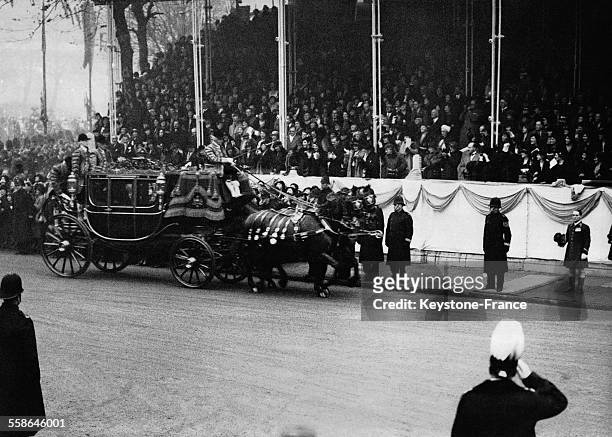 Le Roi George V et la Reine Mary de Teck arrivant a l'Abbaye de Westminster pour celebrer le mariage de leur fils le Prince George, Duc de Kent et de...