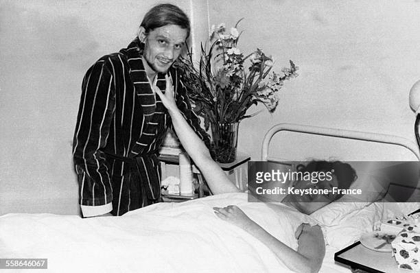 La chanteuse de variété française Rika Zaraï avec son imprésario à ses côtés dans une clinique après son accident de voiture, le 29 novembre 1969 à...
