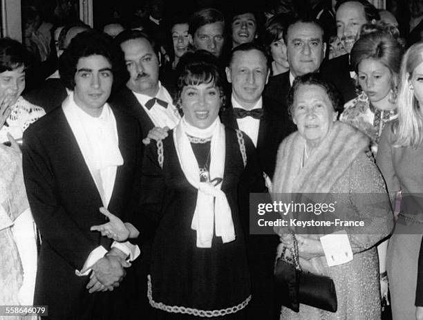 La chanteuse de variété française Rika Zaraï entourée d'artistes israéliens arrive au festival de Cannes le 9 juillet 1970, à Cannes, France.