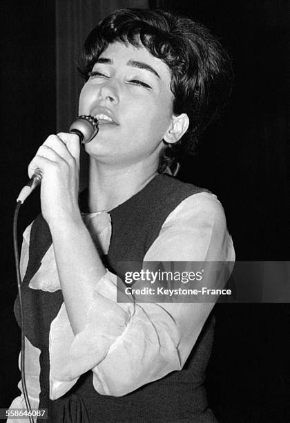 La chanteuse de variété française Rika Zaraï chante à Bobino le 31 janvier 1964 à Paris, France.