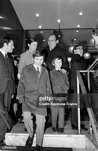 Pierre Tchernia et ses enfants à la première mondiale du dessin animé 'Astérix et Cléopâtre' au cinéma le 'George V' à Paris, France le 19 décembre...