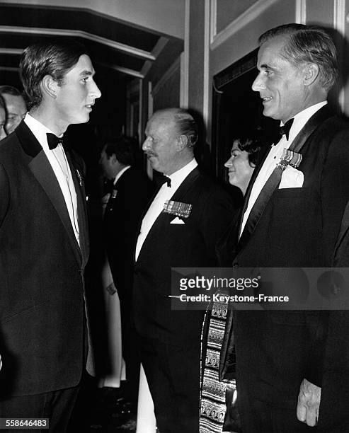 Le Prince Charles rencontre le Capitaine d'aviation John Kenneth Haviland, le dernier survivant des septs americains qui se sont battus avec la Royal...