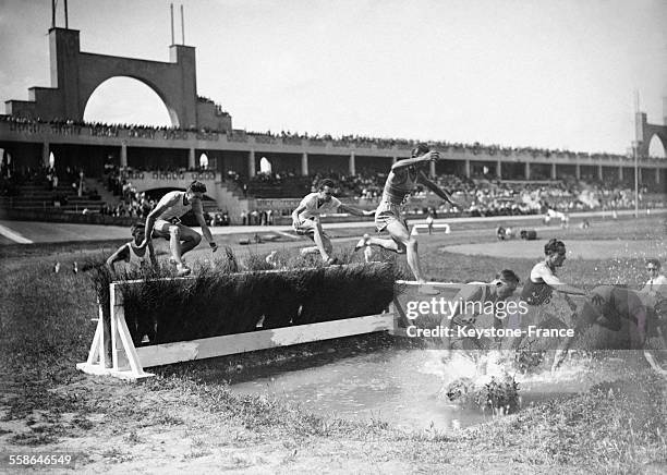 Course du 3000 mètres avec saut de haies dans la rivière, circa 1940.