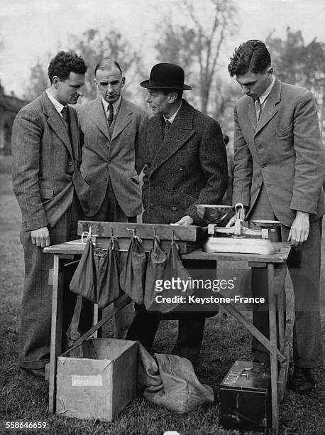 Le Roi George VI en visite a l'Institut de l'Agriculture se fait expliquer par des experts la complexite de leur travail, le 11 novembre 1948 a...