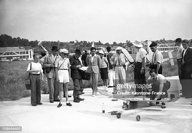 Amiral Numata assiste au décollage d'un modèle réduit d'avion lors du meeting des modèles réduits, circa 1940.