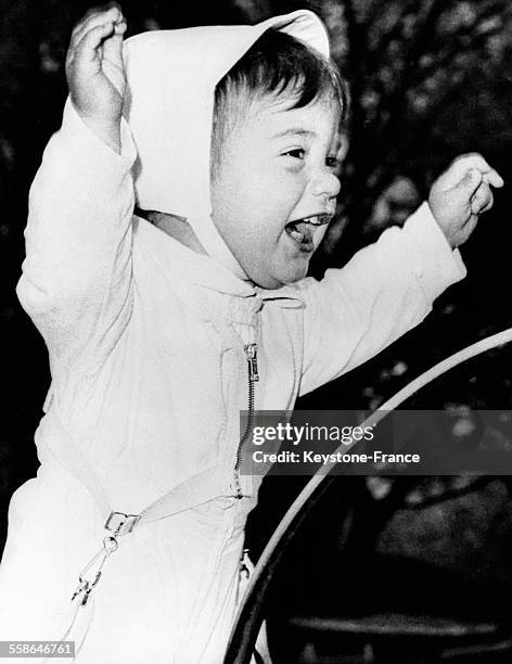 Le petit John Kennedy Junior, fils du Président, se tient debout dans sa poussette pour saluer l'Impératrice d'Iran lors de sa visite à la...