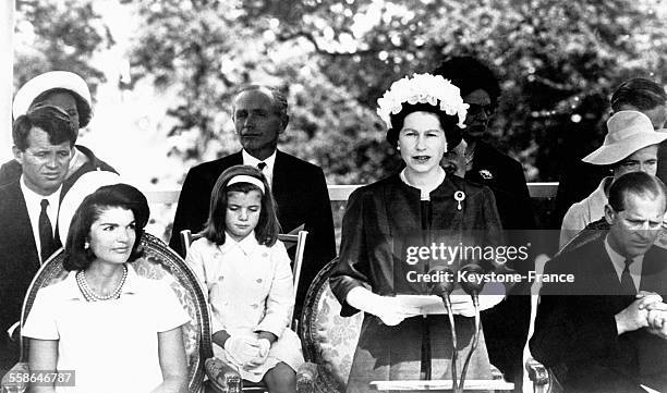 La Reine Elisabeth photographiée pendant le discours inaugural avec de gauche à droite, Robert Kennedy, Jacqueline Kennedy et sa fille Caroline âgée...