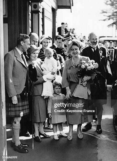 Portrait du Roi George VI et de la Reine Elizabeth avec leurs petits-enfants le Prince Charles et la Princesse Anne a leur arrivee a Balmoral, le 6...