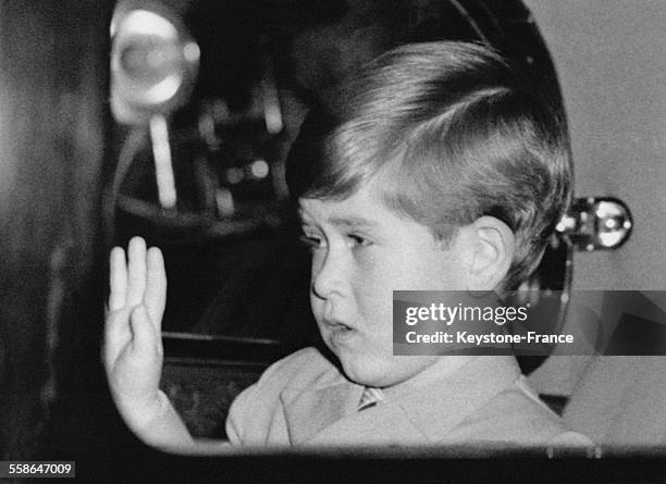 Prince Charles saluant la foule a son arrivee a Malborough House pour rendre visite a sa grand-mere le jour de ses 4 ans, le 14 novembre 1952 a...