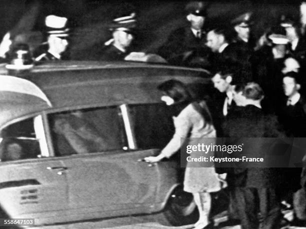 Après l'assassinat du président John Fotzgerald Kennedy, Jacqueline Kennedy monte en voiture, sa robe et ses bas sont ensanglantés, à Dallas, Texas,...