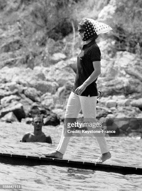 Jacqueline Kennedy photographiée avant son départ pour une balade en mer à Porto Ercole, Italie, le 13 août 1964.