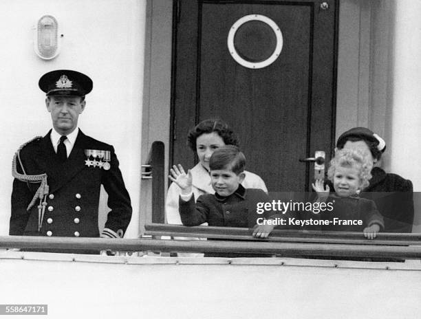 Le Prince Charles et la Princesse Anne saluant de la main les badauds du pont de yacht royal au depart pour Tobrouk, le 14 avril 1954 a Portsmouth,...