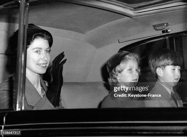 La Reine Elizabeth accompagnee du Prince Charles et de la Princesse Anne arrivent au Palais de Buckingham dans la voiture royale, le 9 octobre 1956 a...