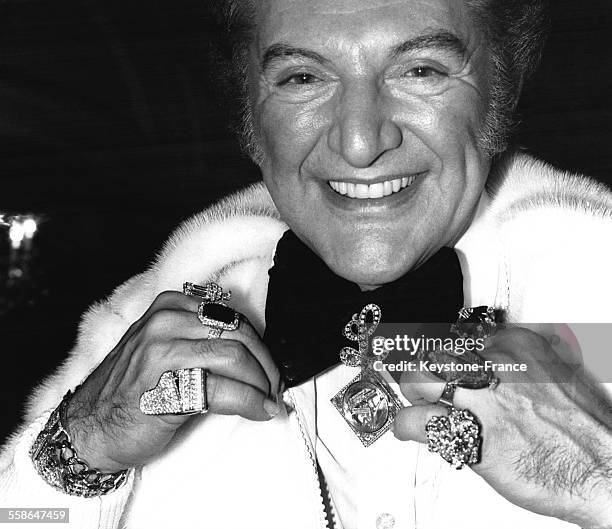 Portrait du pianiste Liberace avec tous ses bijoux à Londres, Royaume-Uni.