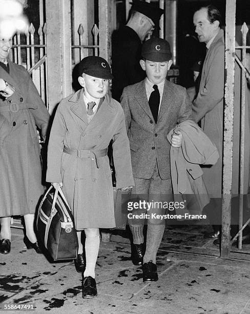 Le Prince Charles, de retour a l'ecole, vient d'arriver en train et passe par la grille arriere de la gare, le 22 septembre 1958 a Newbury,...