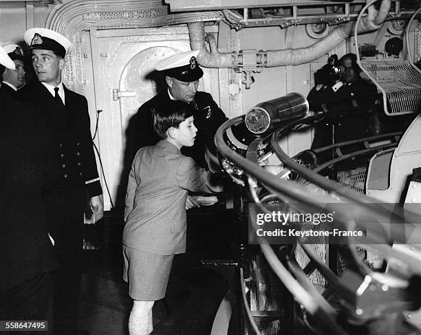 Le Prince Charles, a bord du porte-avion HMS Eagle se fait expliquer le maniement d'une arme, le 29 avril 1959 a Weymouth, Royaume-Uni.