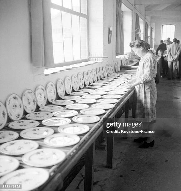 Formation de jeunes Limousins dans une fabrique de porcelaine de Limoges, circa 1940 en France.