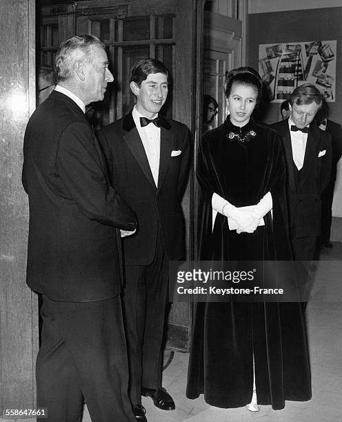 Lord Louis Mountbattent a gauche accueillant le Prince Charles et la Princesse Anne a leur arrivee a l'Imperial War Museum, le 20 decembre 1968 a...
