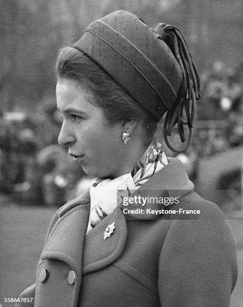 La Princesse Anne lors de la parade militaire du regiment de Sherwood portant la broche que lui a remise le Colonel Hackett le 28 fevrier 1970 a...