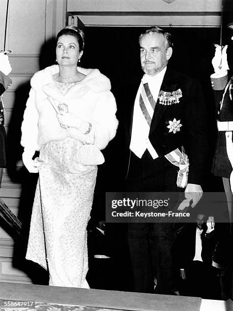 La Princesse Grace et le Prince Rainier de Monaco arrivent à l'Opéra de Monte-Carlo pour y écouter 'Carmen', de Georges Bizet lors de la Fête du...