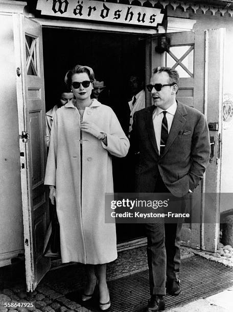 La Princesse Grace de Monaco et le Prince Rainier quittent le jardin Stallmastar lors de leur visite dans la capitale suédoise le 16 juin 1967 à...