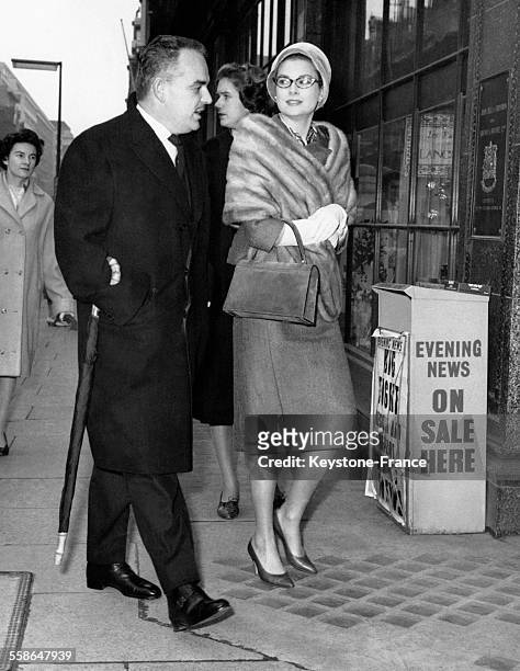 Le Prince Rainier de Monaco et son épouse la Princesse Grace, en visite privée, font les boutiques le 4 décembre 1959 à Londres, Royaume-Uni.
