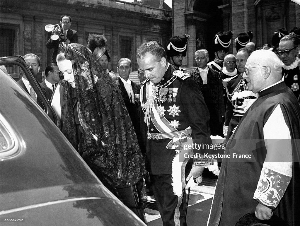 La Princesse Grace de Monaco et le Prince Rainier sur la place Saint-Pierre