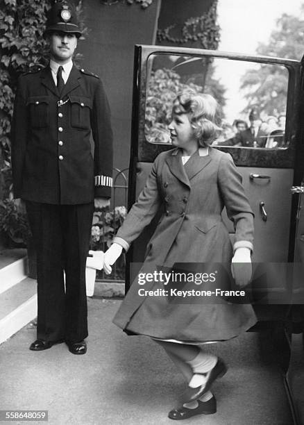 La Princesse Anne enfant arrive au tournoi de tennis le 1er juillet 1960 a Wimbledon, Royaume-Uni.