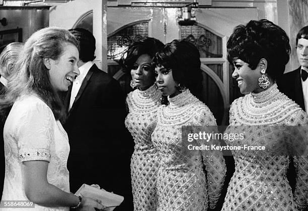 La Princesse Anne salue les chanteuses du groupe 'The Supremes' apres la representation du Royal Variety Performance au Paladium le 19 novembre 1968...