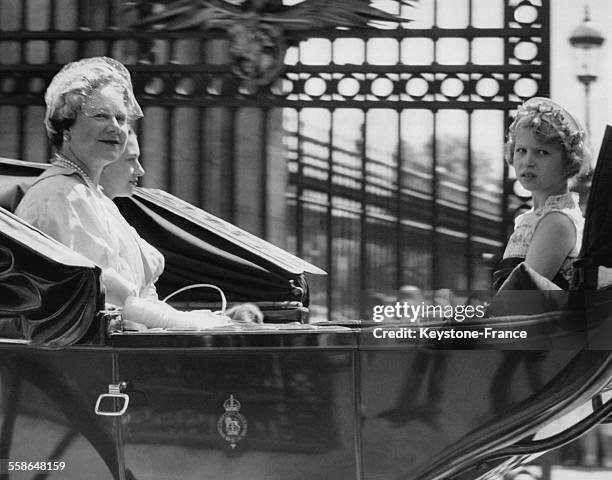 La Reine Mere Elizabeth, sa fille la Princesse Margaret et sa petite-fille la Princesse Anne retournent en caleche a Buckingham Palace apres la...