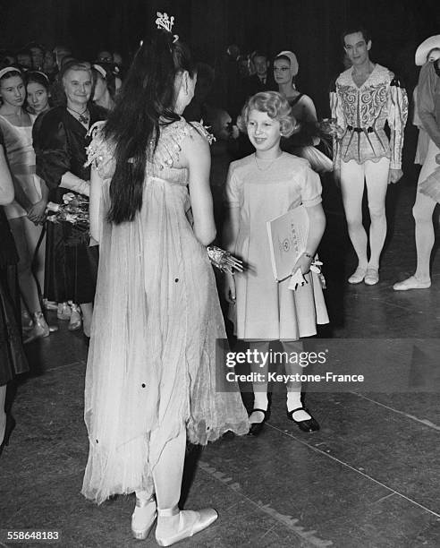 La Princesse Anne rencontre la ballerine Dame Margot Fonteyn apres une matinee lors d'un gala au Royal Academy of Dancing le 13 novembre 1958 a...