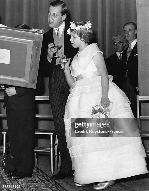 La Princesse Anne, demoiselle d'honneur au mariage de Lady Pamela Mountbatten et David Hicks, jette un oeil aux cadeaux de mariage en compagnie de...