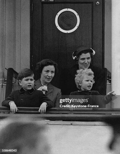 Le Prince Charles et sa soeur la Princesse Anne accompagnes de leurs nourrices sur le pont du Britannia le 14 avril 1954 a Portsmouth, Royaume-Uni.