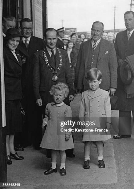 La Princesse Anne et son frere le Prince Charles a la gare de Ballater pour prendre le train du retour vers Londres apres leurs vacances le 20 mai...