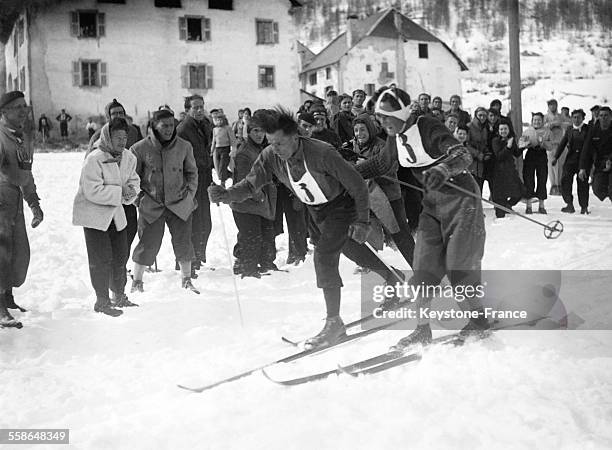 Chanet relaie Chaix à ski pour la course des 4 à 10 km, circa 1940 à Briançon, France