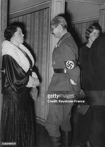 Barbara Kemp en conversation avec le Prince Auguste-Guillaume de Prusse, portant l'uniforme du parti nazi, lors d'une représentation au théâtre, le...