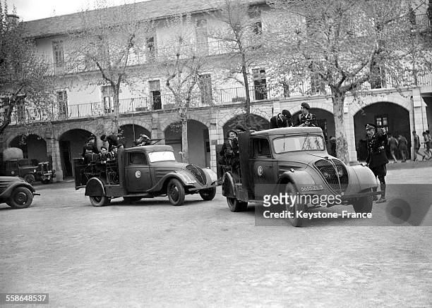 La nouvelle promotion Confiance de la Police nationale, à Périgueux, France circa 1940.