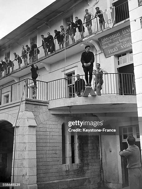 Exercice de la nouvelle promotion Confiance de la Police d'Etat, à Périgueux, France circa 1940.