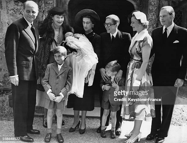 Baptême de la Princesse Victoria Marina Cécilie, dans les bras de sa marraine la Duchesse de Kent, entourées de Maxilimilian von Rogister, de sa...