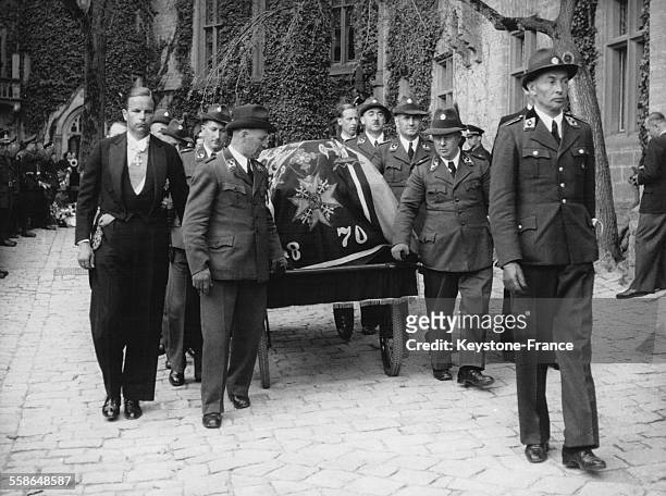 Le cercueil de la Princesse Cecilie de Prusse est conduit au lieu d'inhumation le 12 mai 1954 à Hechingen, Allemagne.