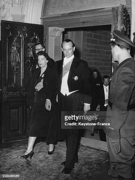 Le Prince Louis-Ferdinand de Prusse, accompagné de son épouse la Princesse Kira, arrivent au château des Hohenzollern pour les funérailles de la...