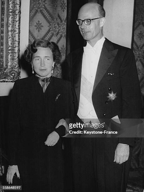 La Princesse Barbara de Prusse et Christian-Ludwig prince de Mecklenburg se sont fiancés le 5 mai 1954 à Hanovre, Allemagne.