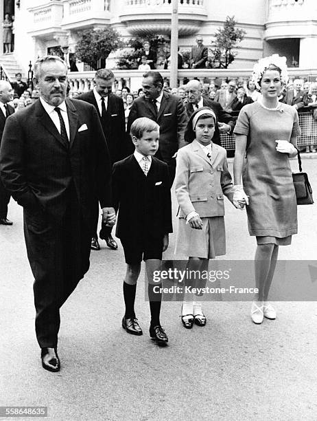 Le Prince Rainier, la Princesse Grace et leurs deux enfants le Prince Albert et la Princesse Caroline se rendent au dévoilement d'une statue de...