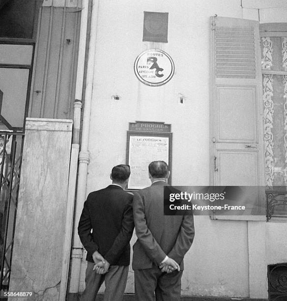 Lecture de la Une du journal 'Le Progrès de l'Allier', en France en 1942.