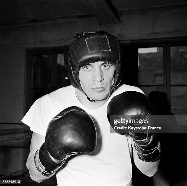 Le champion allemand de la catégorie Poids Moyens Gustav Scholz s'entraîne dans la salle Oquinarenne en prévision de son match contre le champion...