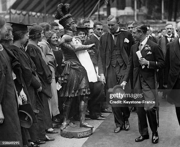 Le Prince de Galles a un sourire amusé en passant devant la statue de la mascotte de l'université de Londres lors de sa visite sur le campus pour...