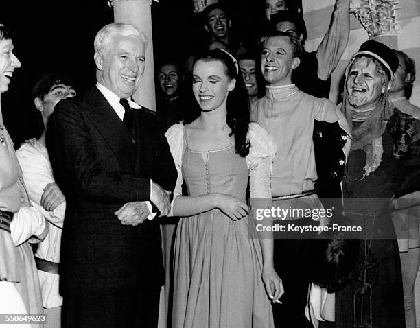 Charlie Chaplin sur la scène du théâtre Old Vic où il est venu féliciter Claire Bloom et la troupe de 'Roméo et Juliette', à Londres, Royaume-Uni, le...