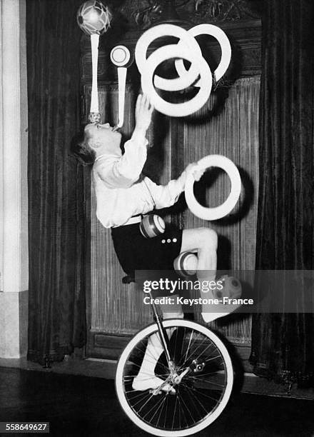 Boy Foy, un jeune jongleur de 14 ans effectuant un numéro sur un monocycle, à New York city, le 2 décembre 1935.